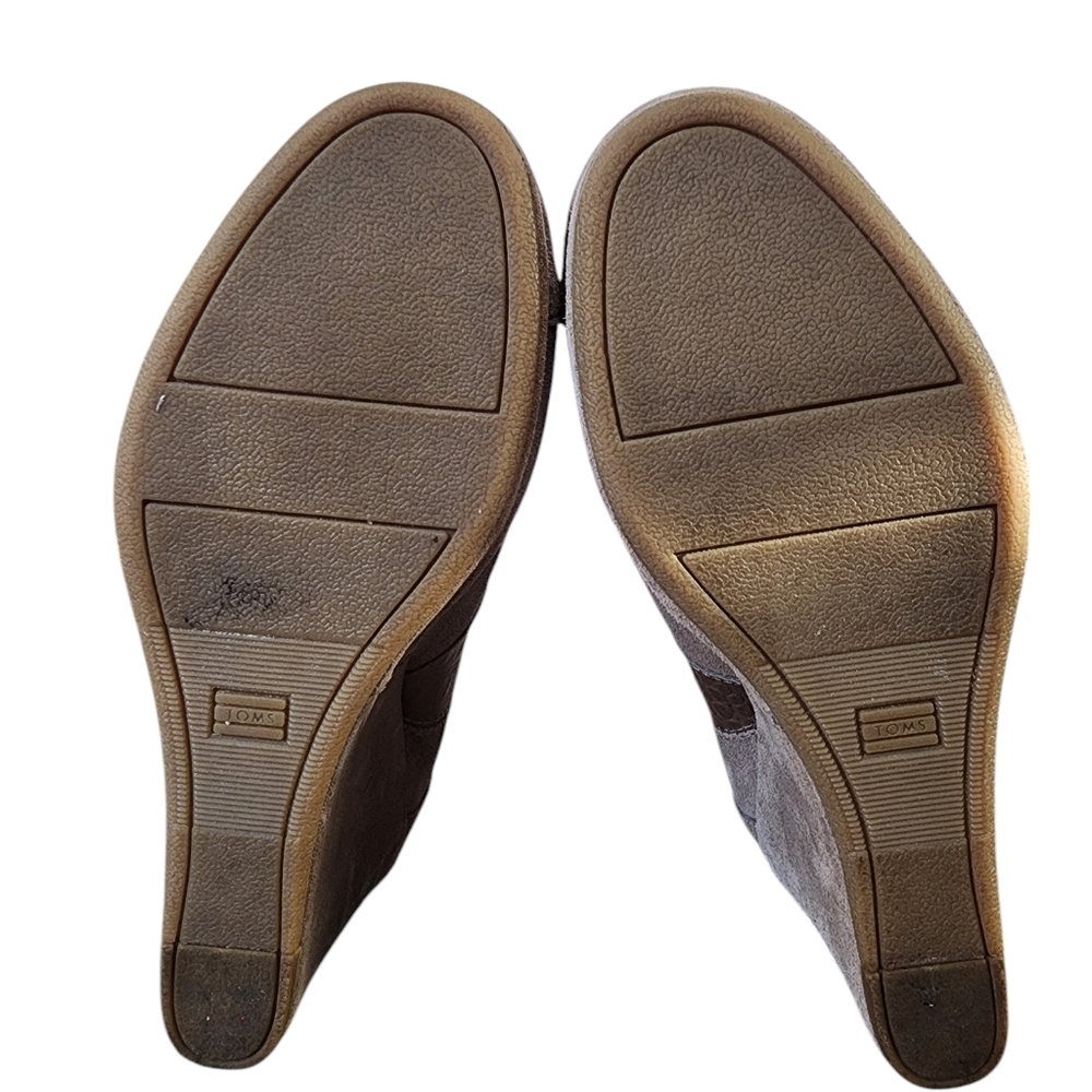 TOMS Desert Wedge High Taupe Suede Croc Embossed Ankle Booties, size 8 - Picture 5 of 7